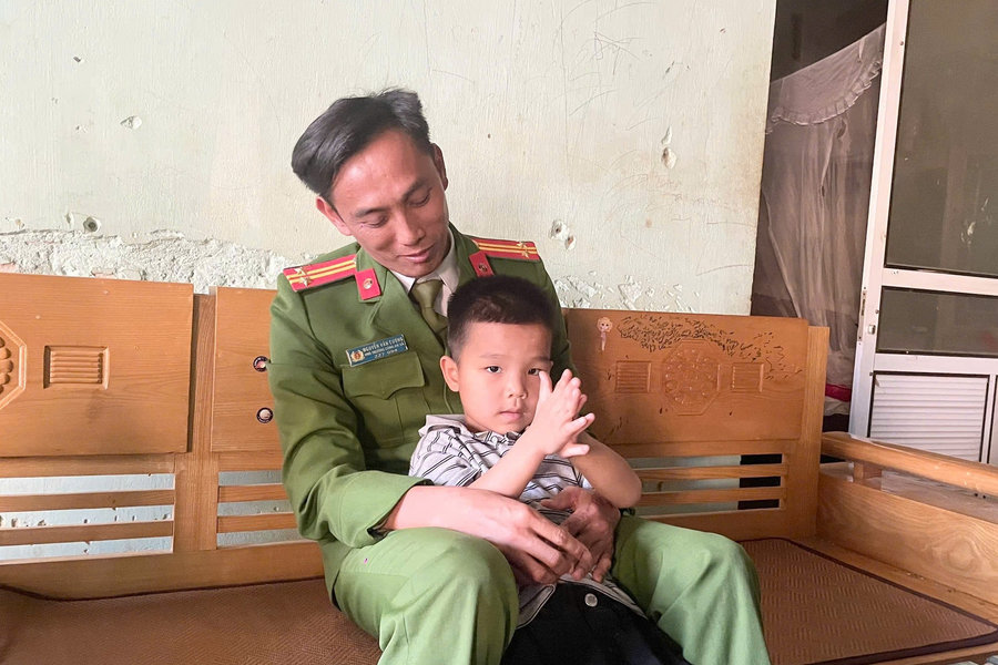 Chiến sĩ Công an trở thành "cha mẹ thứ hai" của các em nhỏ có hoàn cảnh khó khăn