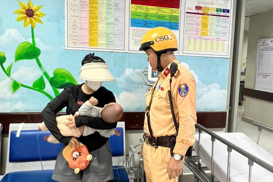 CSGT Hà Nội đội mưa, mở đường đưa cháu bé 4 tháng tuổi đi cấp cứu