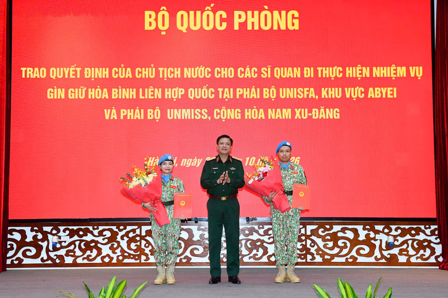 Bộ Quốc phòng trao quyết định cho hai sĩ quan làm nhiệm vụ gìn giữ hòa bình