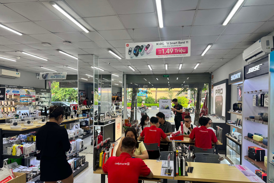 Ngày đầu mở bán iPhone Duo: Khách đến thưa thớt vì lượng máy ít, giá cao khiến nhiều người lựa chọn trả góp